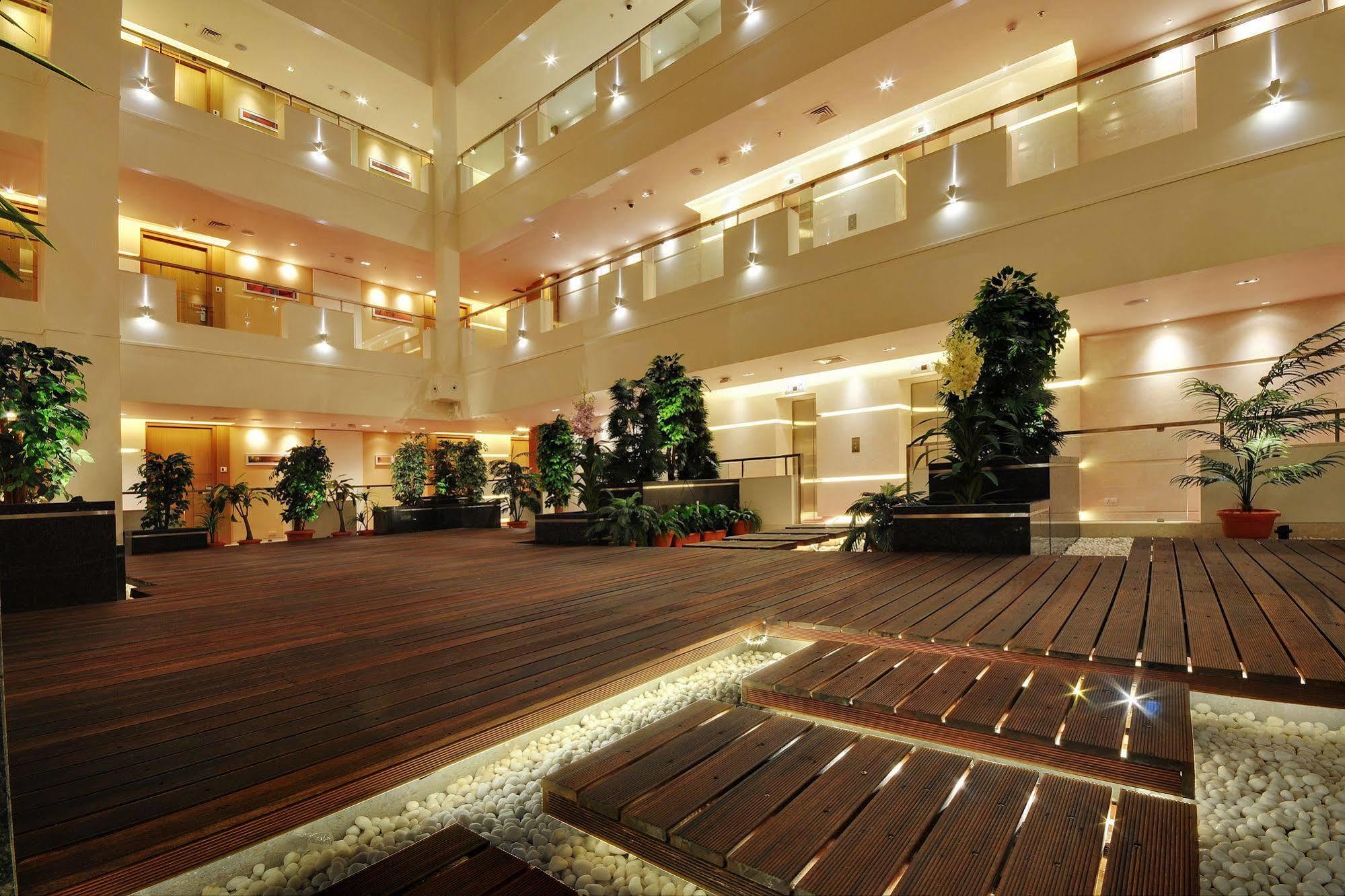 Hotel Platinum Rajkot Exterior foto