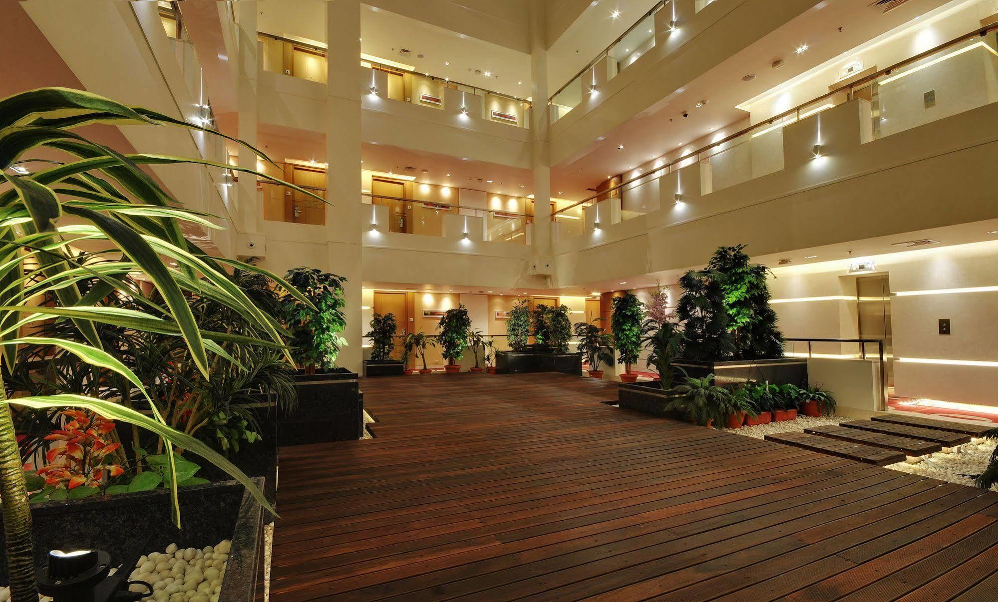 Hotel Platinum Rajkot Exterior foto