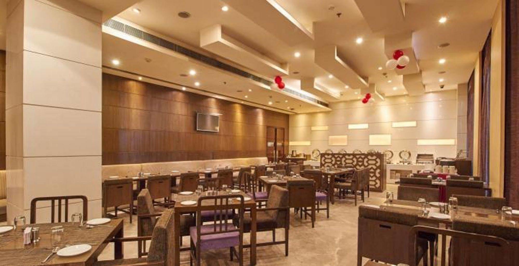 Hotel Platinum Rajkot Exterior foto