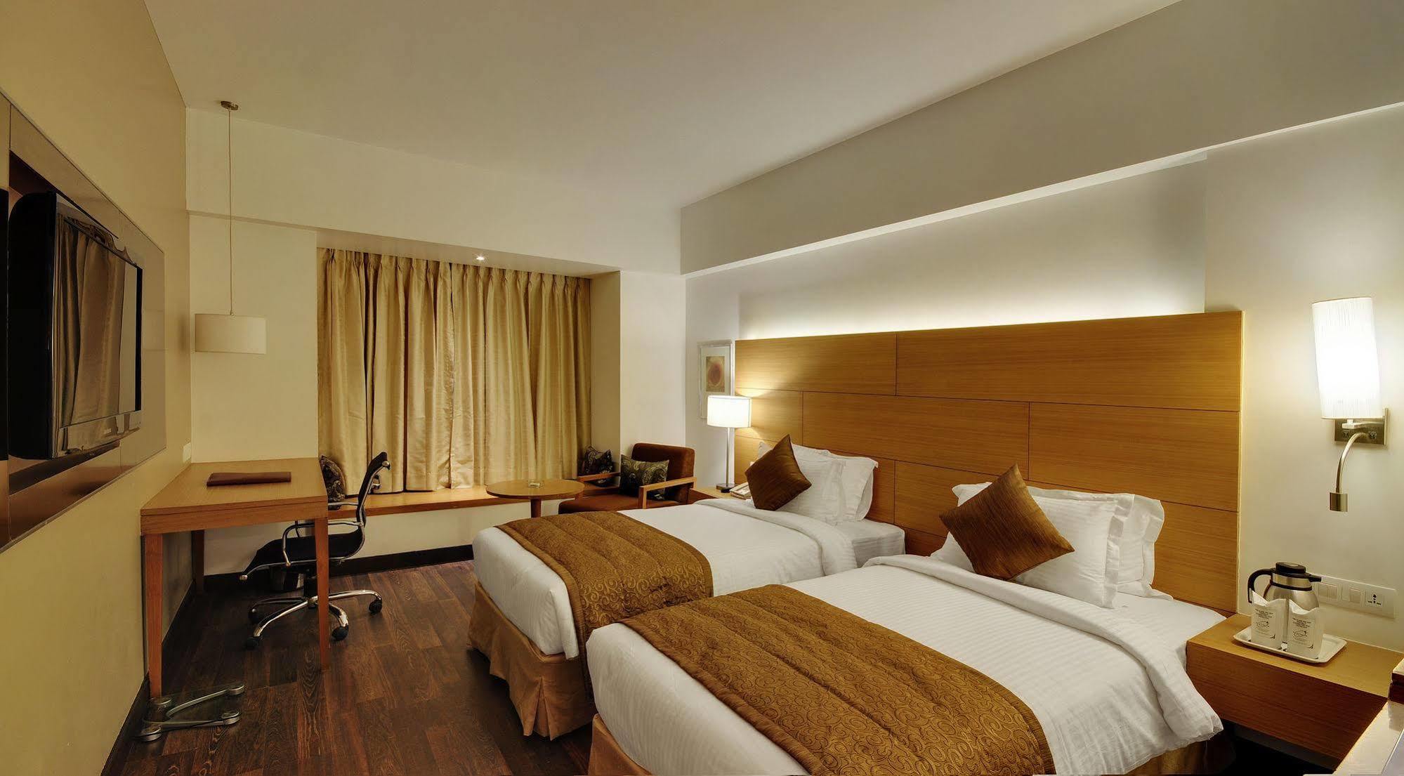 Hotel Platinum Rajkot Exterior foto