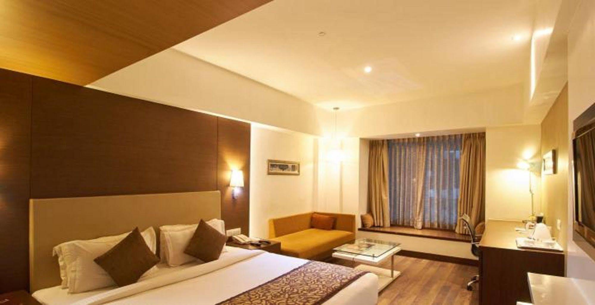 Hotel Platinum Rajkot Exterior foto