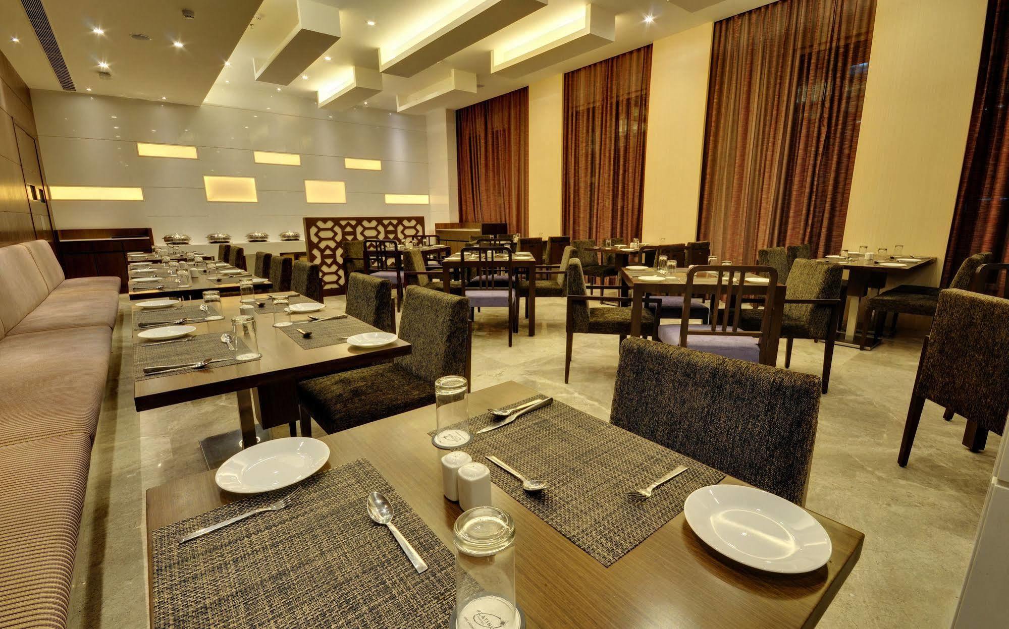 Hotel Platinum Rajkot Exterior foto