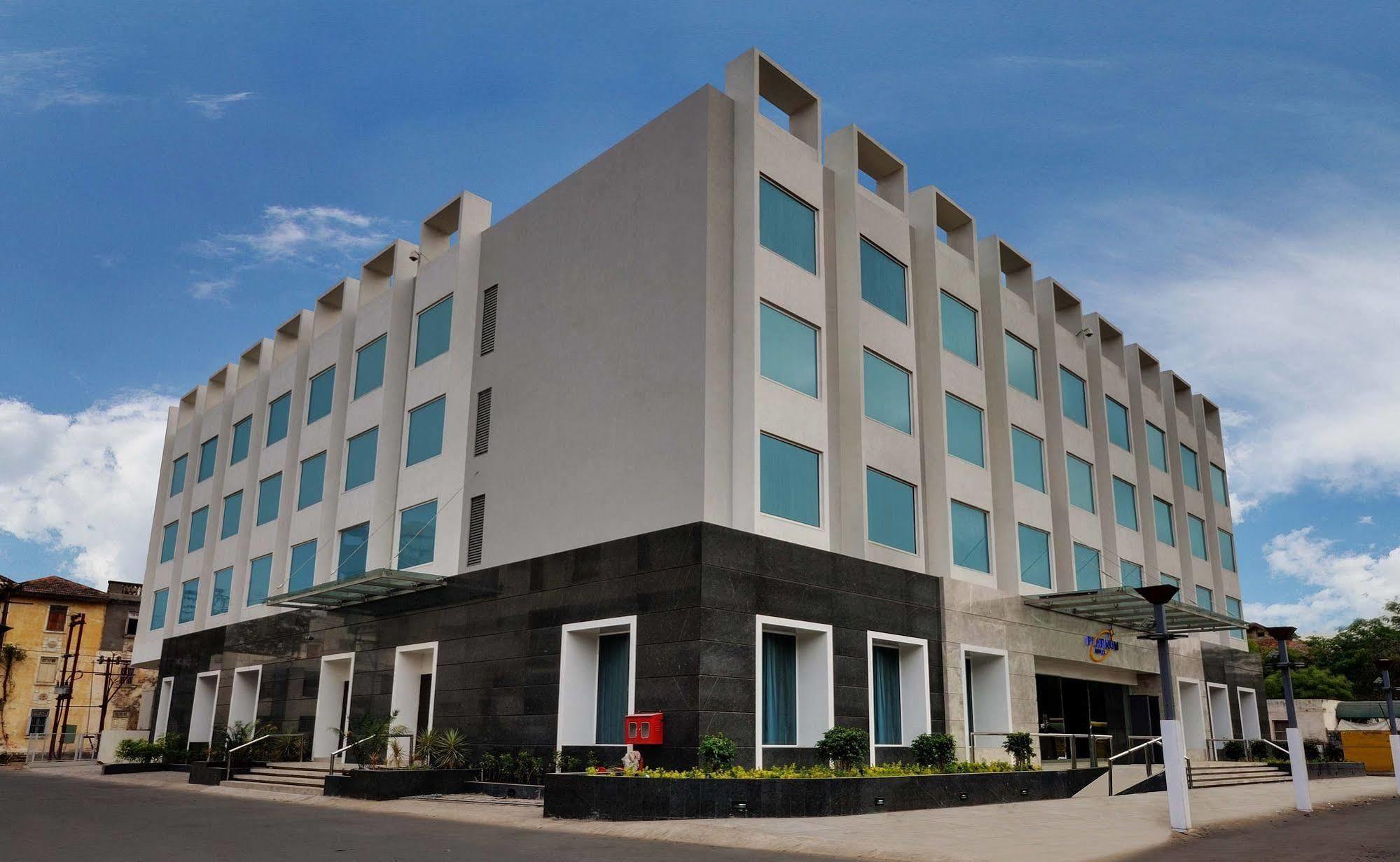 Hotel Platinum Rajkot Exterior foto
