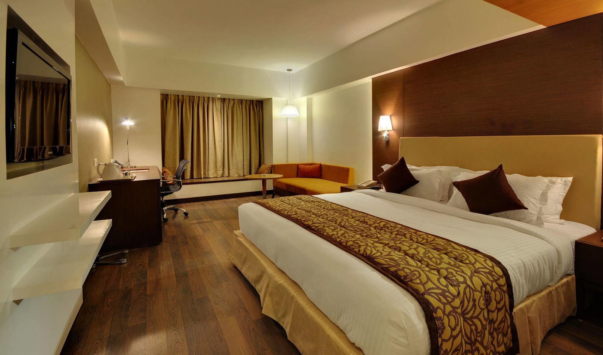 Hotel Platinum Rajkot Exterior foto