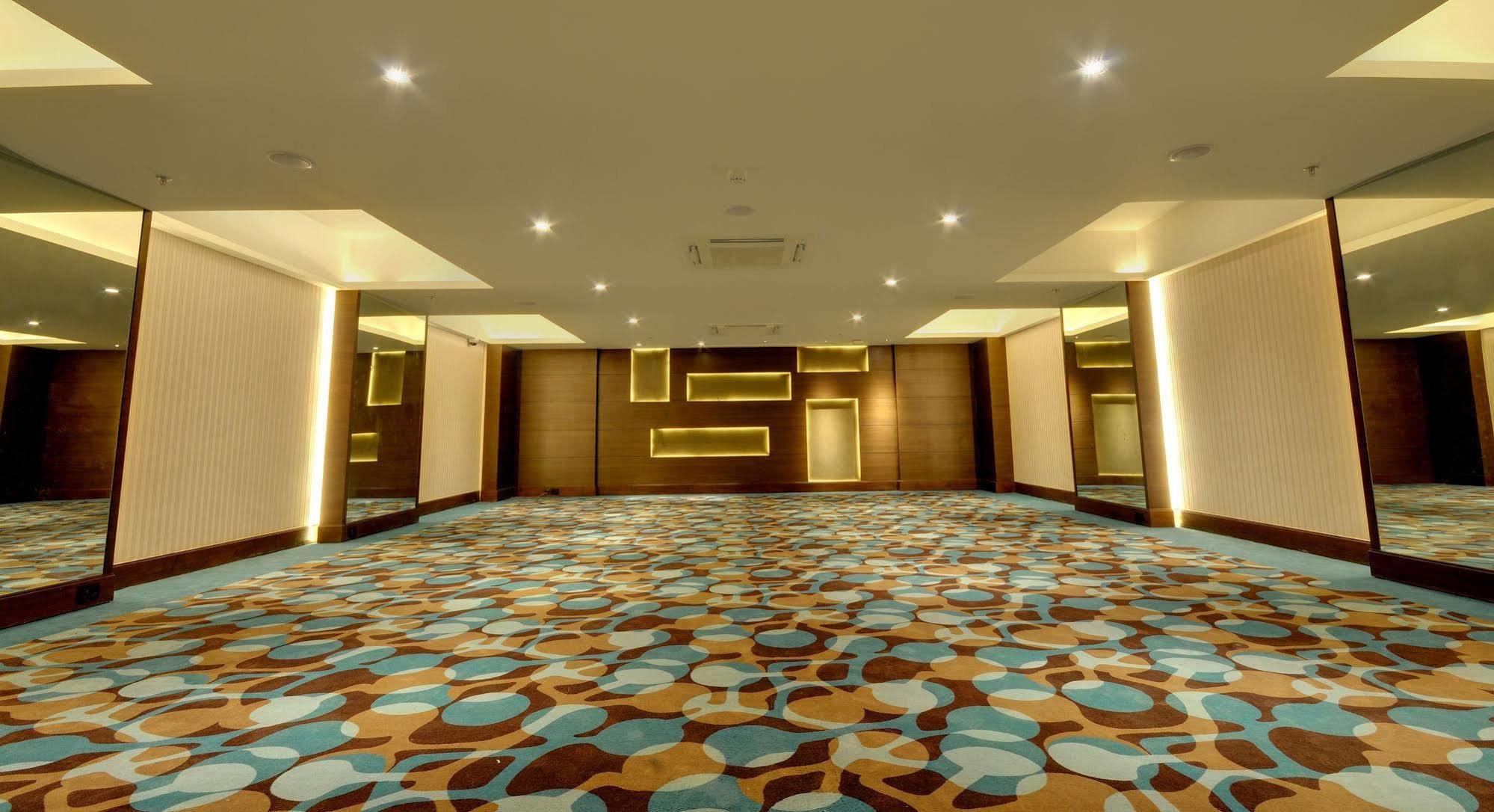 Hotel Platinum Rajkot Exterior foto